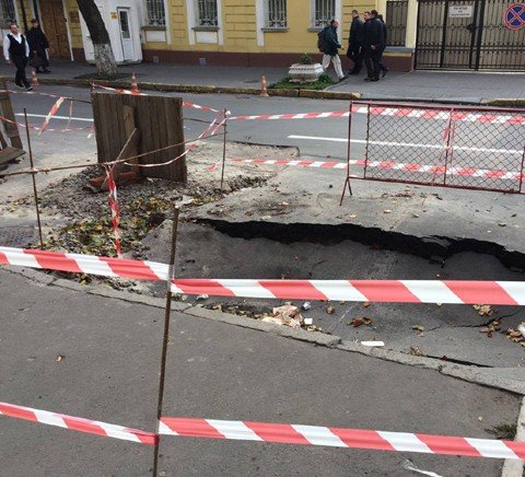 В Киеве напротив посольства Польши ушел под землю асфальт