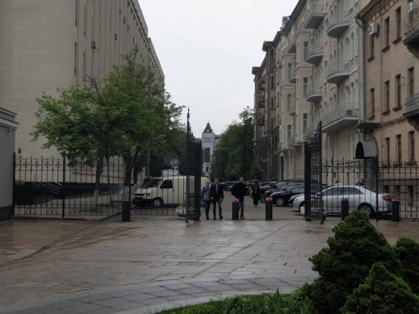 В Киеве открыли для прохода граждан ворота Администрации президента (ФОТО)
