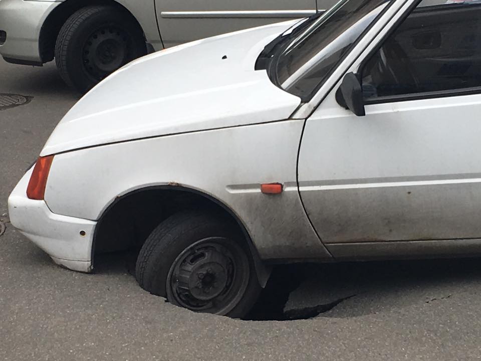 В Киеве под колесами автомобиля провалился асфальт