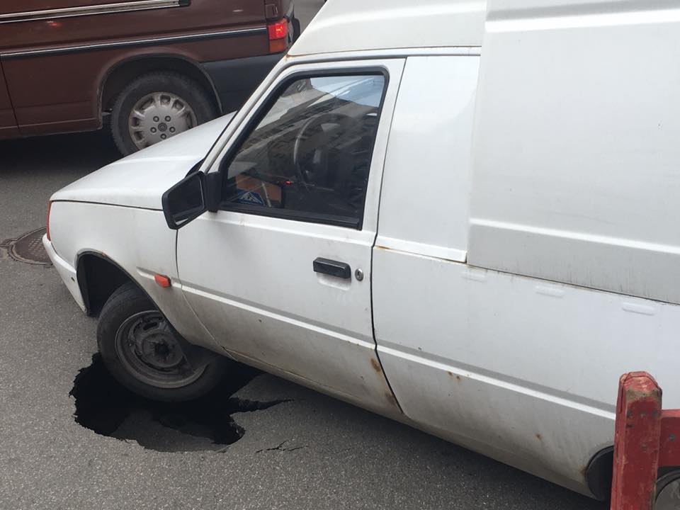 В Киеве под колесами автомобиля провалился асфальт