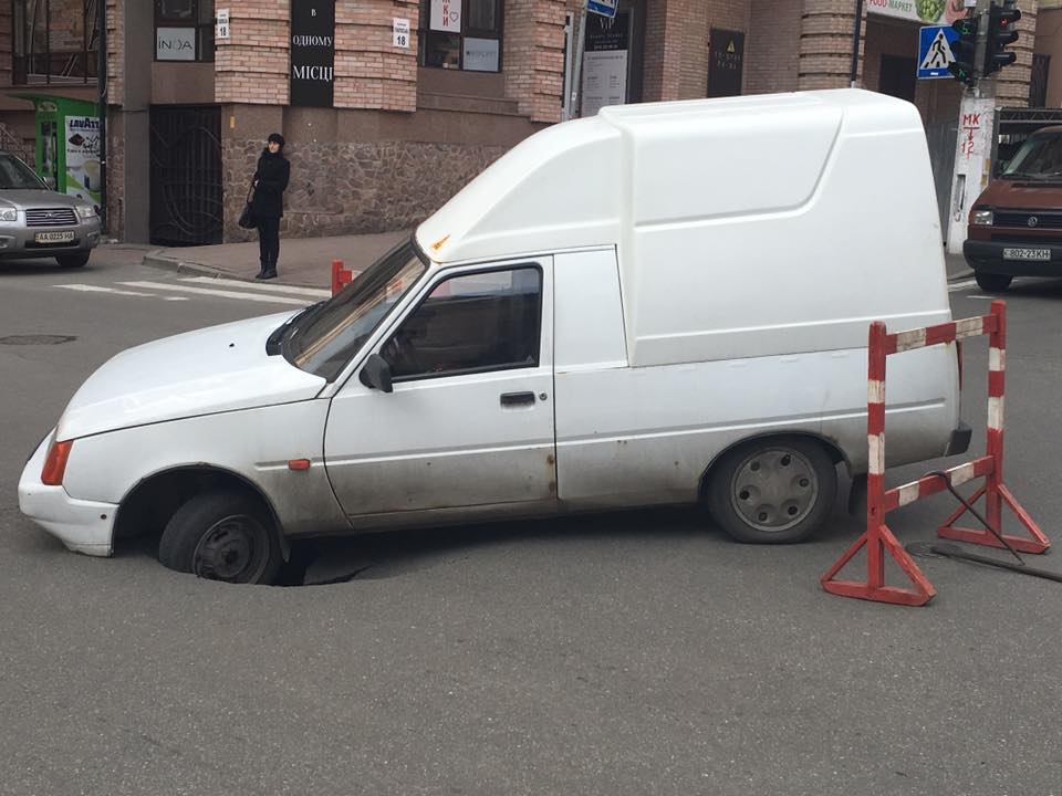 В Киеве под колесами автомобиля провалился асфальт