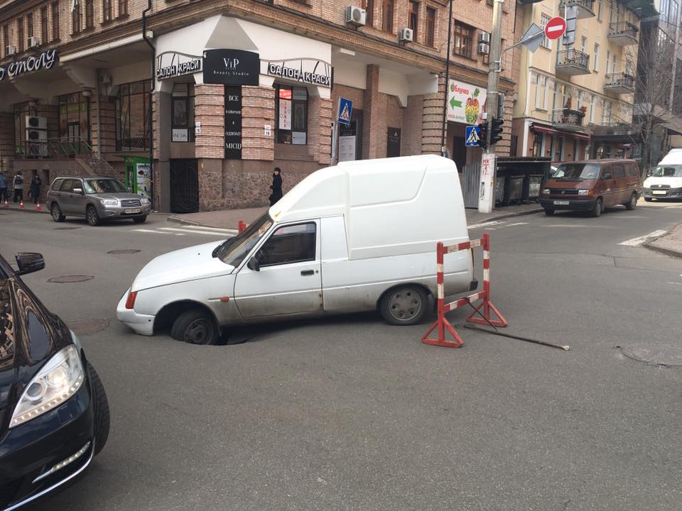 В Киеве под колесами автомобиля провалился асфальт