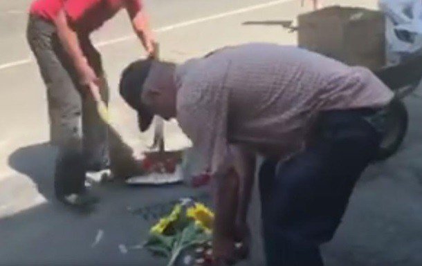 В Киеве под зданием МВД после акции убрали цветы и свечи в память о Шеремете