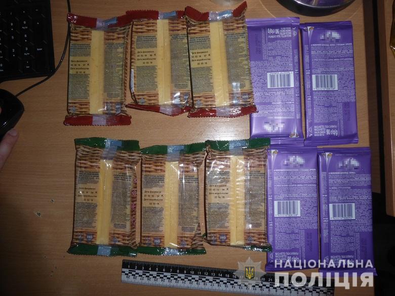 В Киеве ранее судимый мужчина украл шоколад и спрятался под полку в магазине