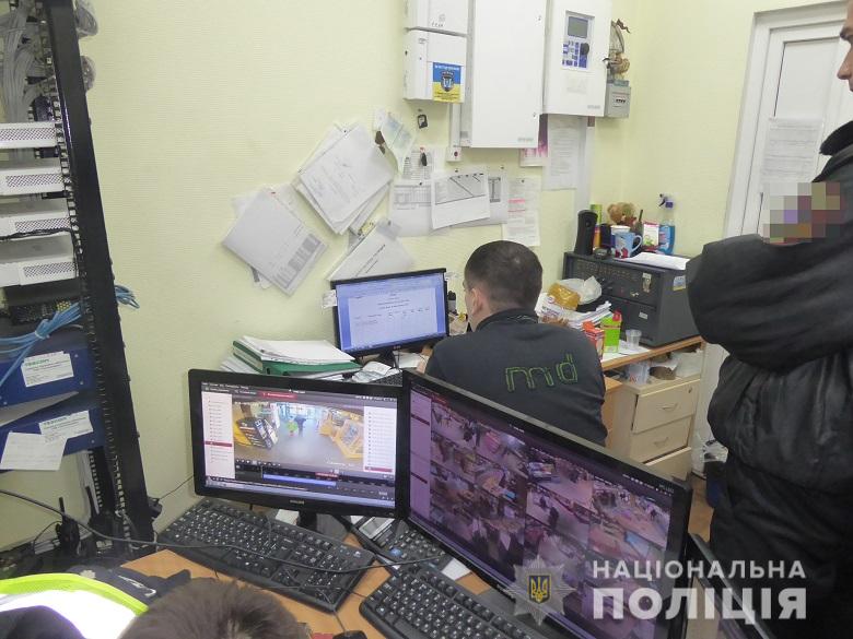 В Киеве ранее судимый мужчина украл шоколад и спрятался под полку в магазине