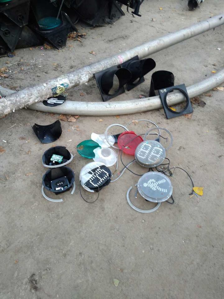 В Киеве вандалы за ночь разбили пять светофоров