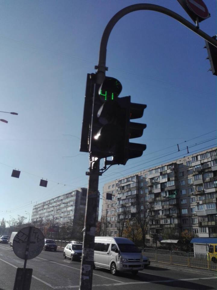 В Киеве вандалы за ночь разбили пять светофоров
