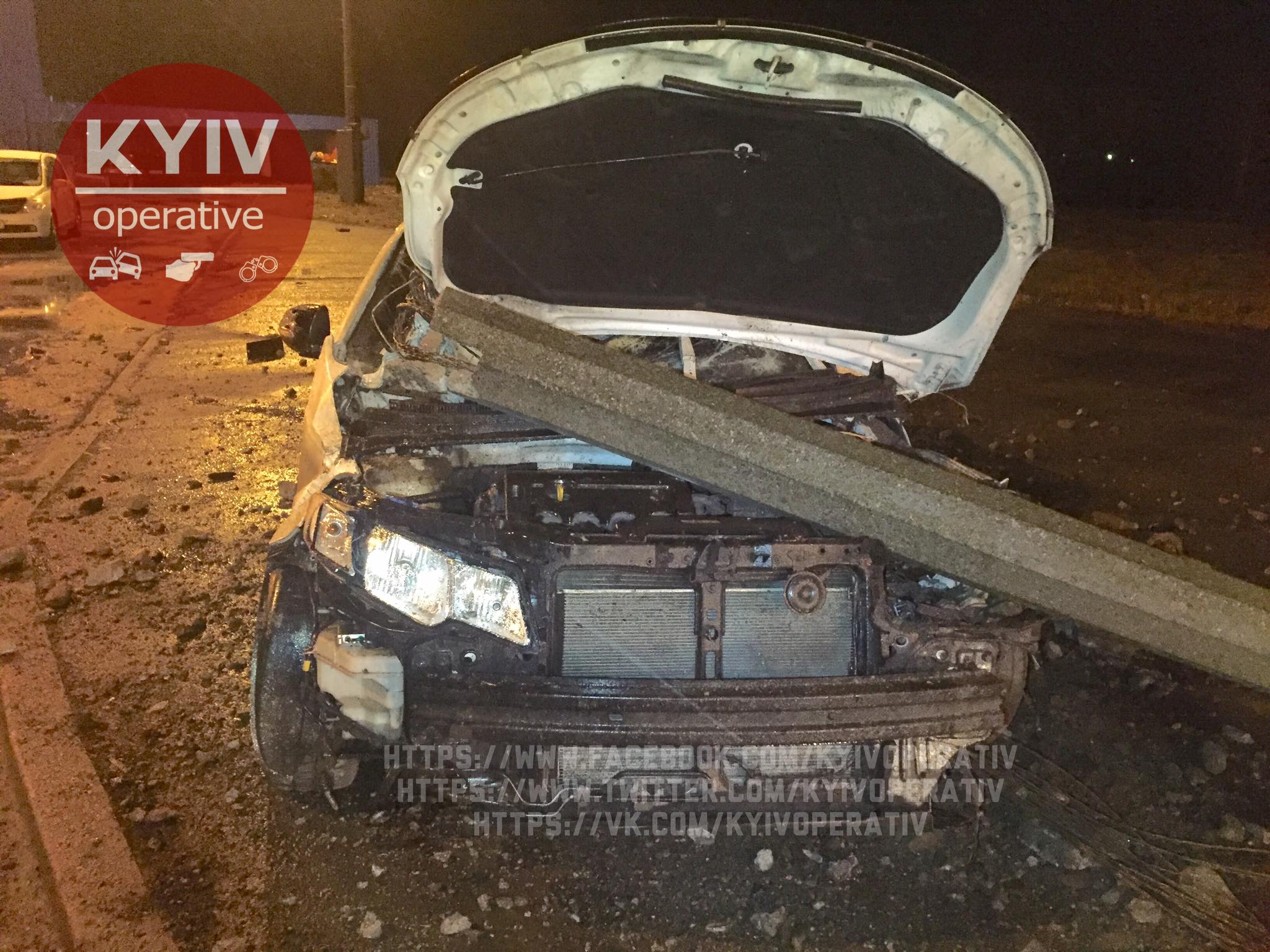 В Киеве водитель не справился с управлением на мокрой дороге и снес столб