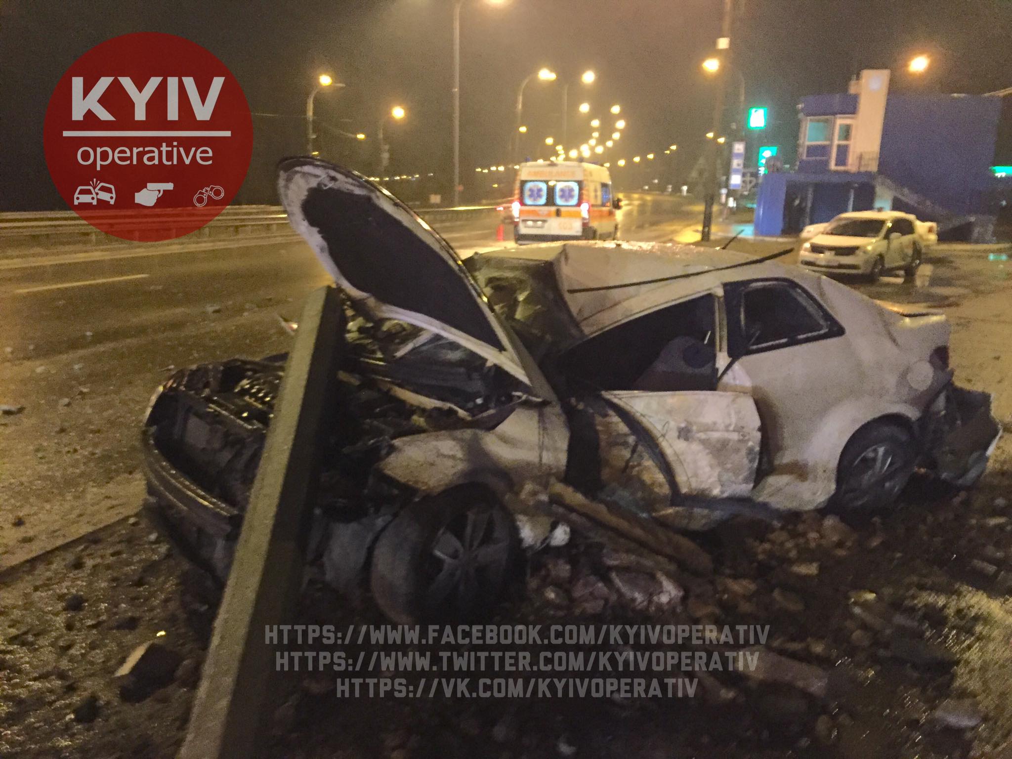 В Киеве водитель не справился с управлением на мокрой дороге и снес столб
