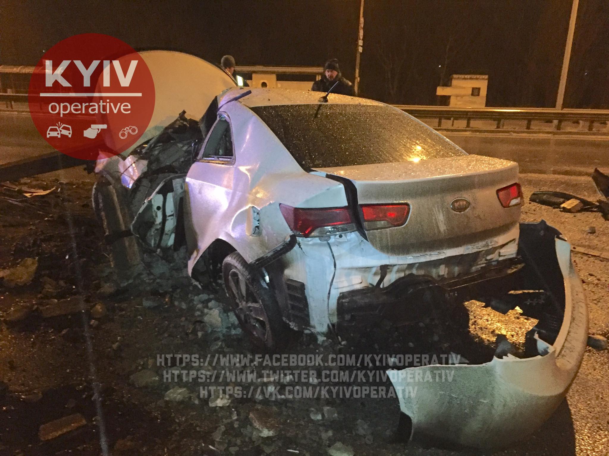 В Киеве водитель не справился с управлением на мокрой дороге и снес столб
