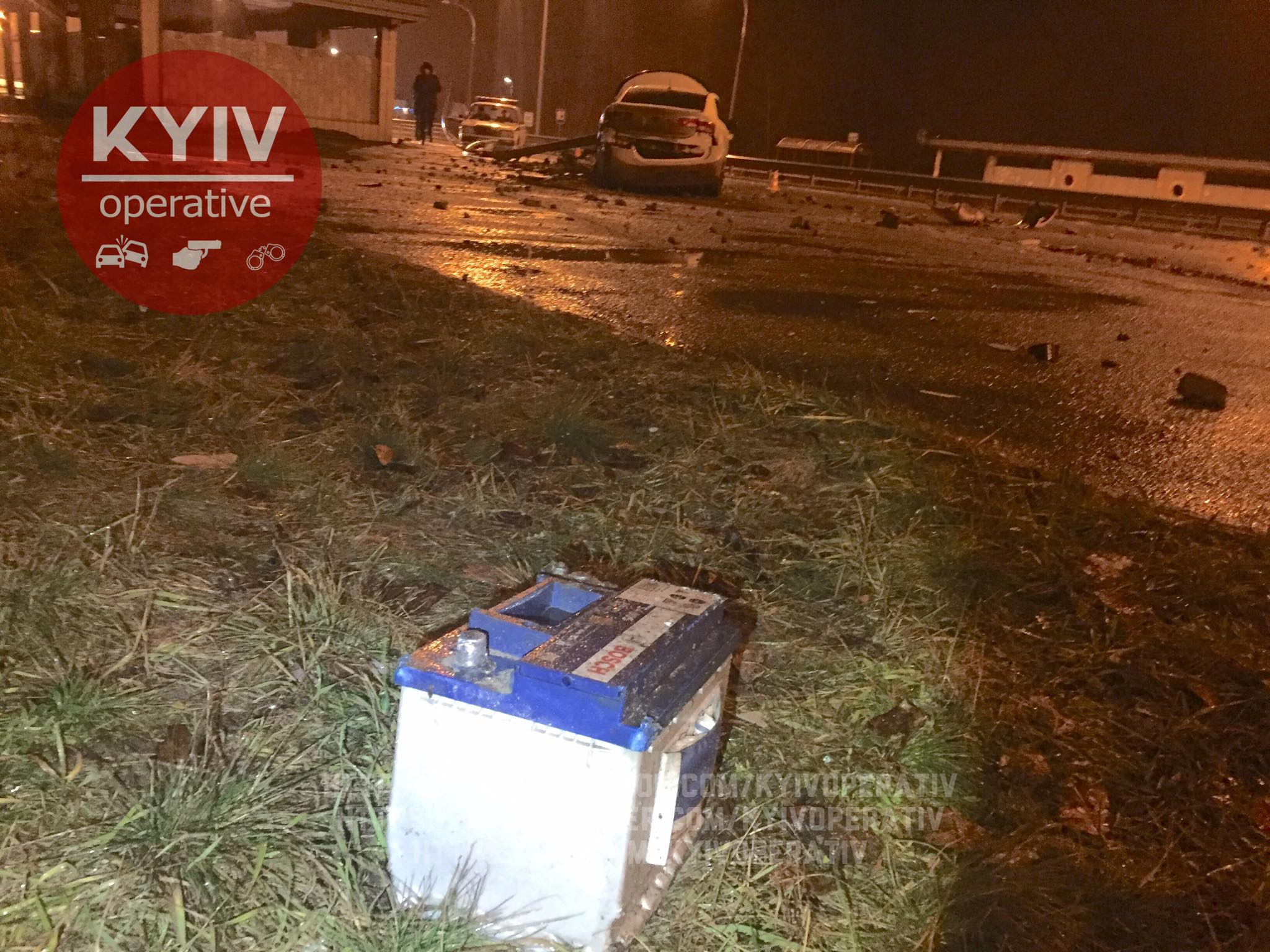 В Киеве водитель не справился с управлением на мокрой дороге и снес столб