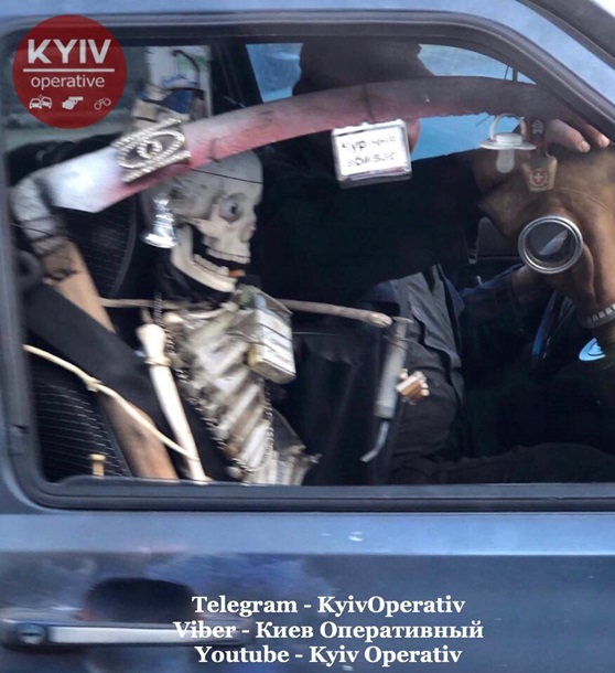 В Киеве заметили авто со скелетом вместо пассажира