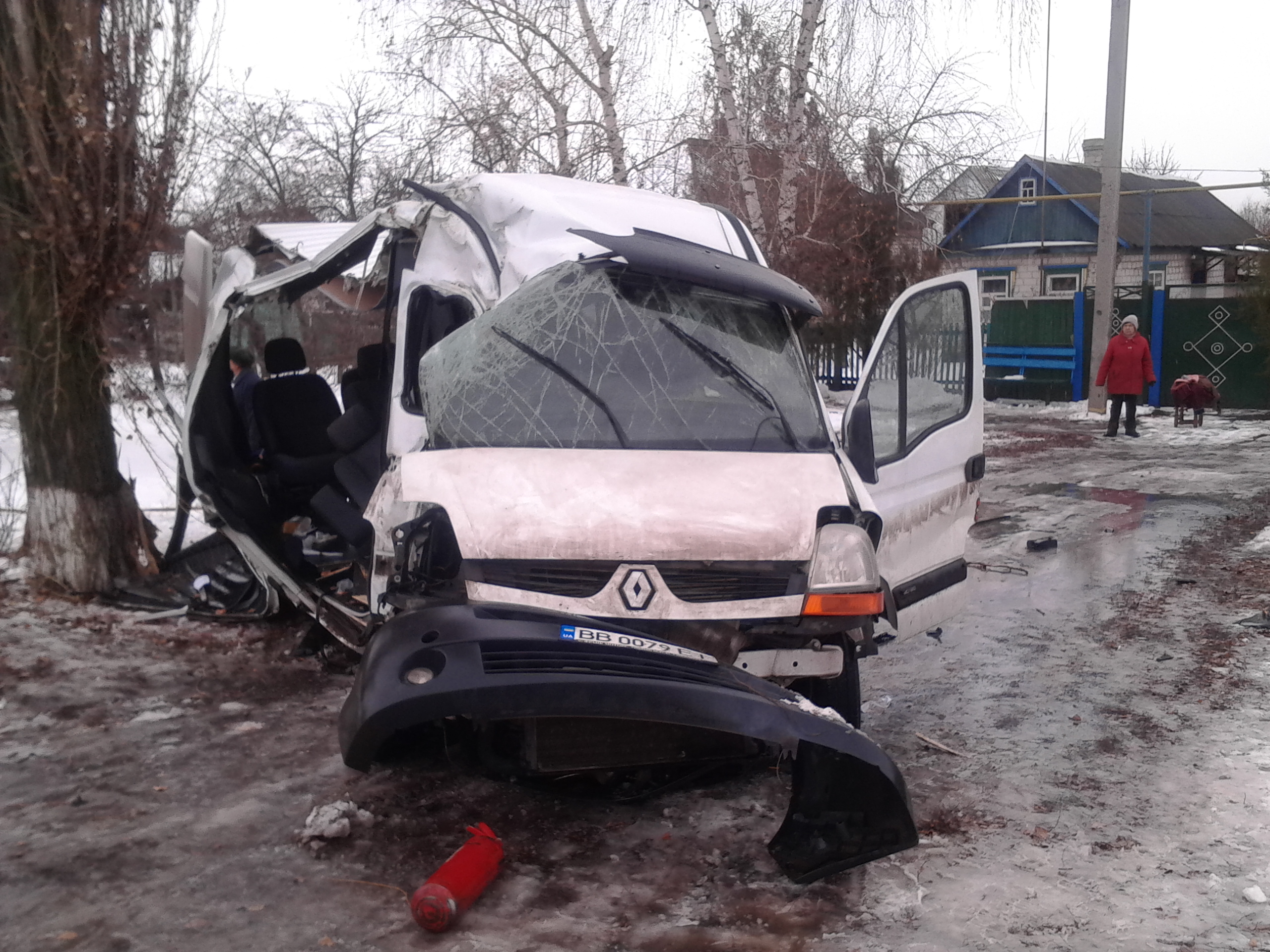 В Луганской обл. маршрутка врезалась в дерево, пострадали 10 человек