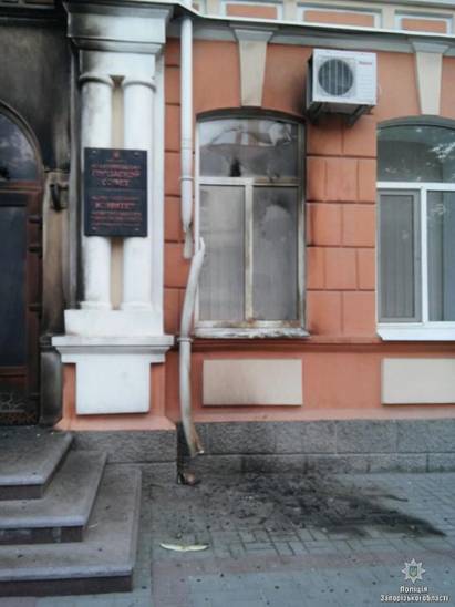 В Мелитополе ночью подожгли здание городского совета