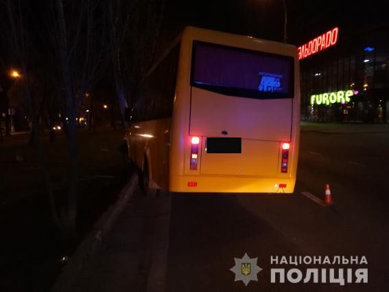 В Николаеве маршрутка с пассажирами врезалась в дерево, пострадали четыре человека