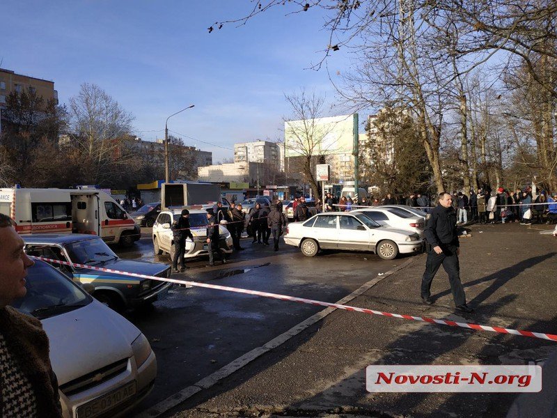 В Николаеве у здания суда застрелили двух человек