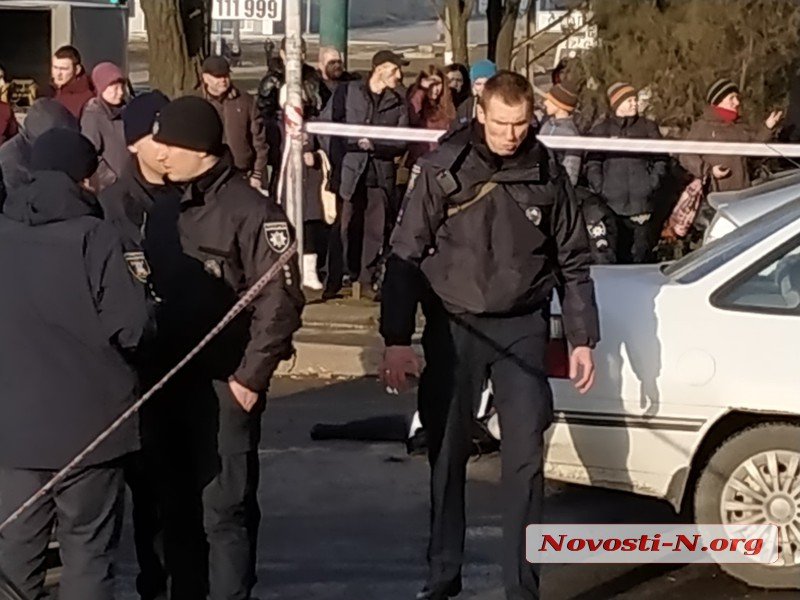 В Николаеве у здания суда застрелили двух человек