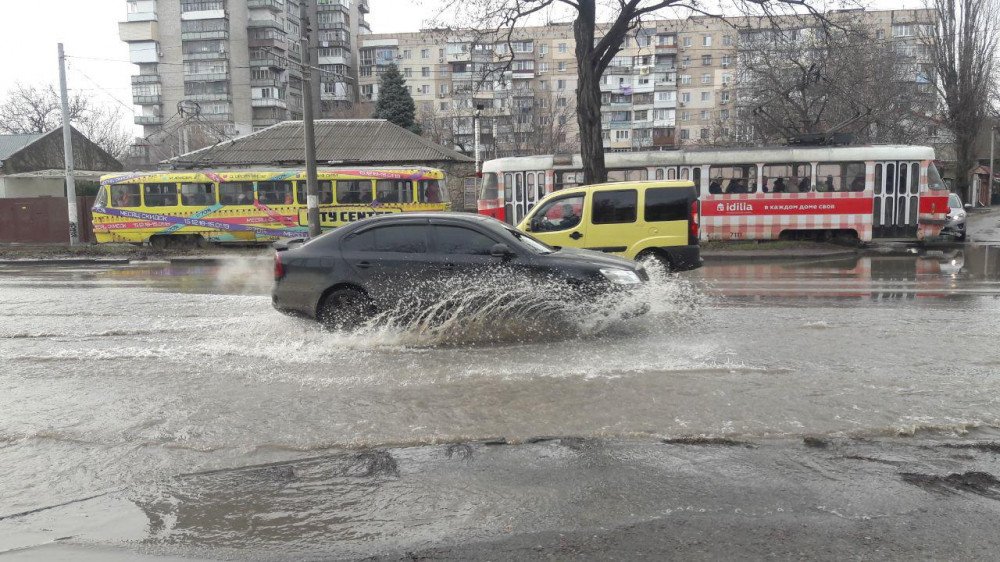 В Одессе из-за прорыва водопровода затопило дорогу (фото, видео)