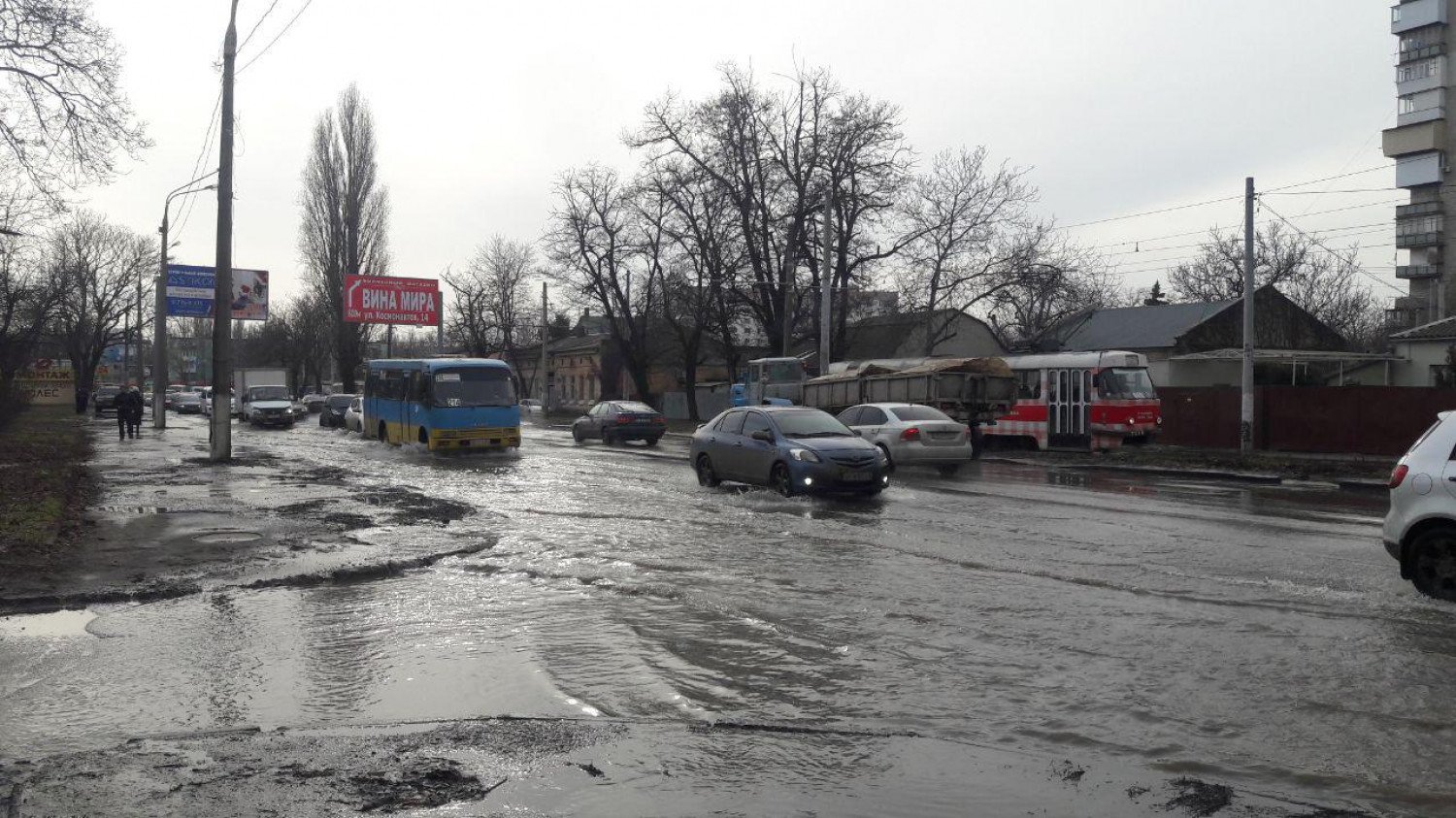 В Одессе из-за прорыва водопровода затопило дорогу (фото, видео)