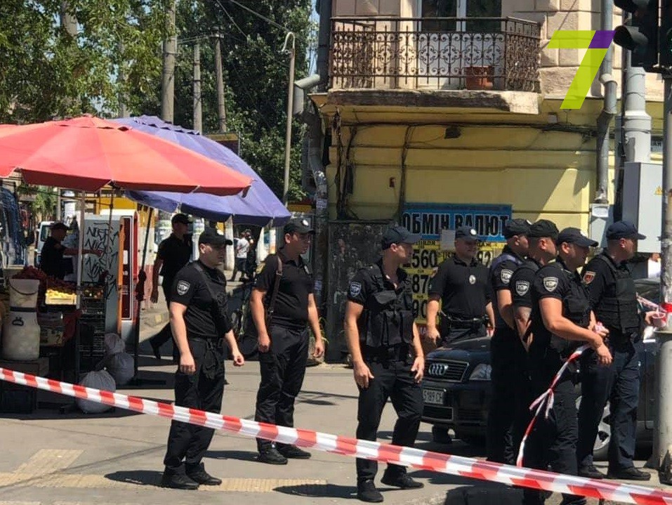 В Одессе ограбление финучреждения: преступник захватил заложников (ФОТО)
