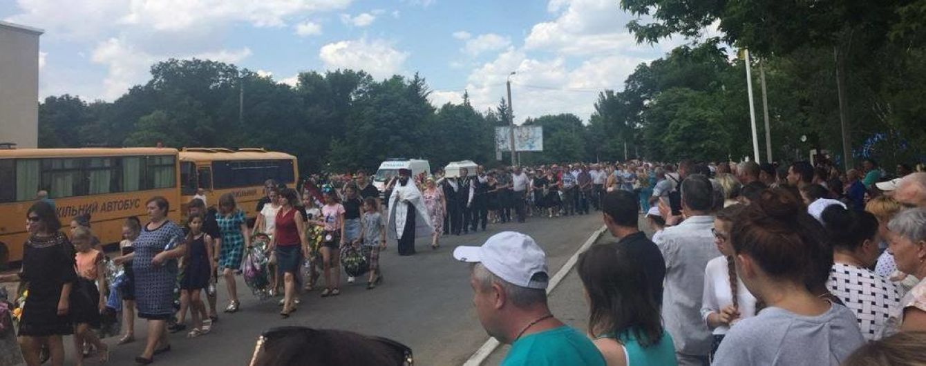 В Одесской области похоронили убитую извращенцем 11-летнюю Дарью Лукьяненко