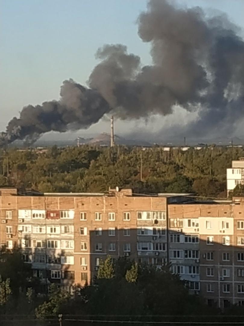 В оккупированном Донецке горит и взрывается склад боеприпасов