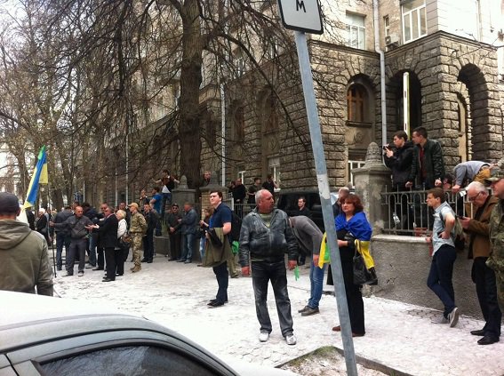 В полиции заявили, что автомайдановцы мешали тушить горящие шины под АП