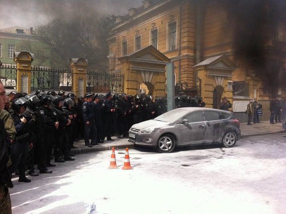 В полиции заявили, что автомайдановцы мешали тушить горящие шины под АП