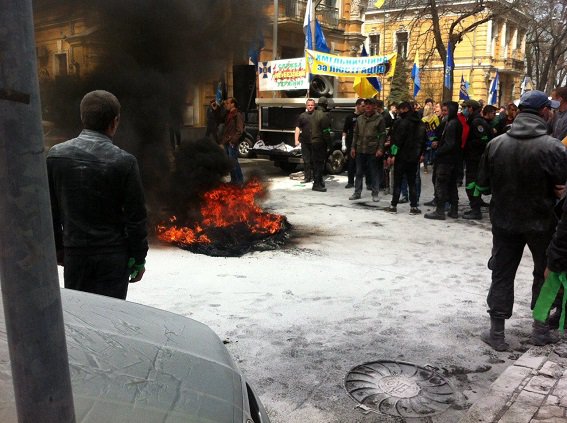 В полиции заявили, что автомайдановцы мешали тушить горящие шины под АП