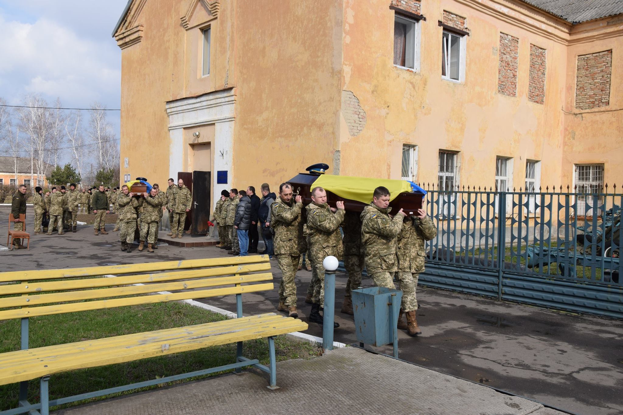 В Полтаве попрощались с тремя членами экипажа Ми-2, разбившегося под Краматорском