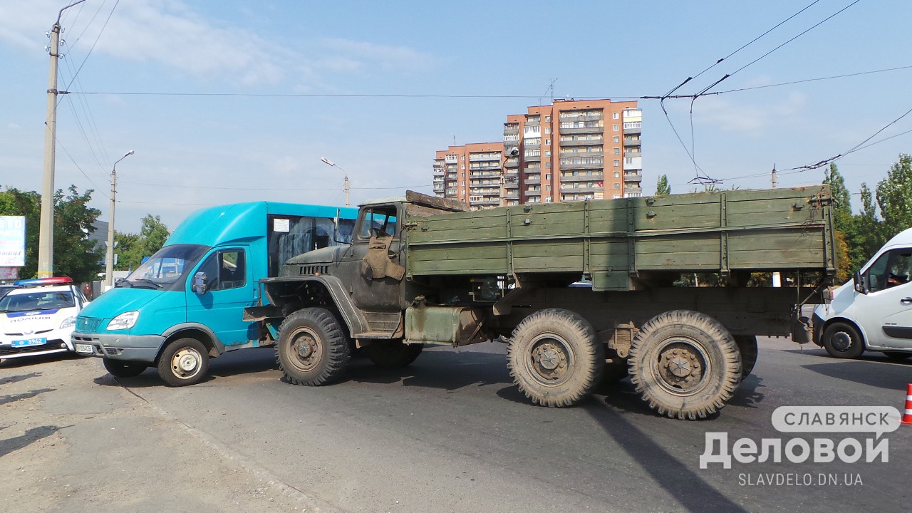 В Славянске военный грузовик протаранил маршрутку