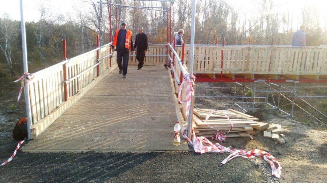 В Станице Луганской на мосту открыли временный переход (ФОТО)