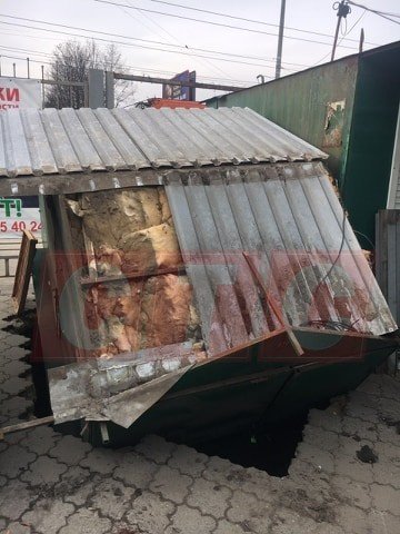 В Сумах в результате прорыва коллектора под землю провалился киоск