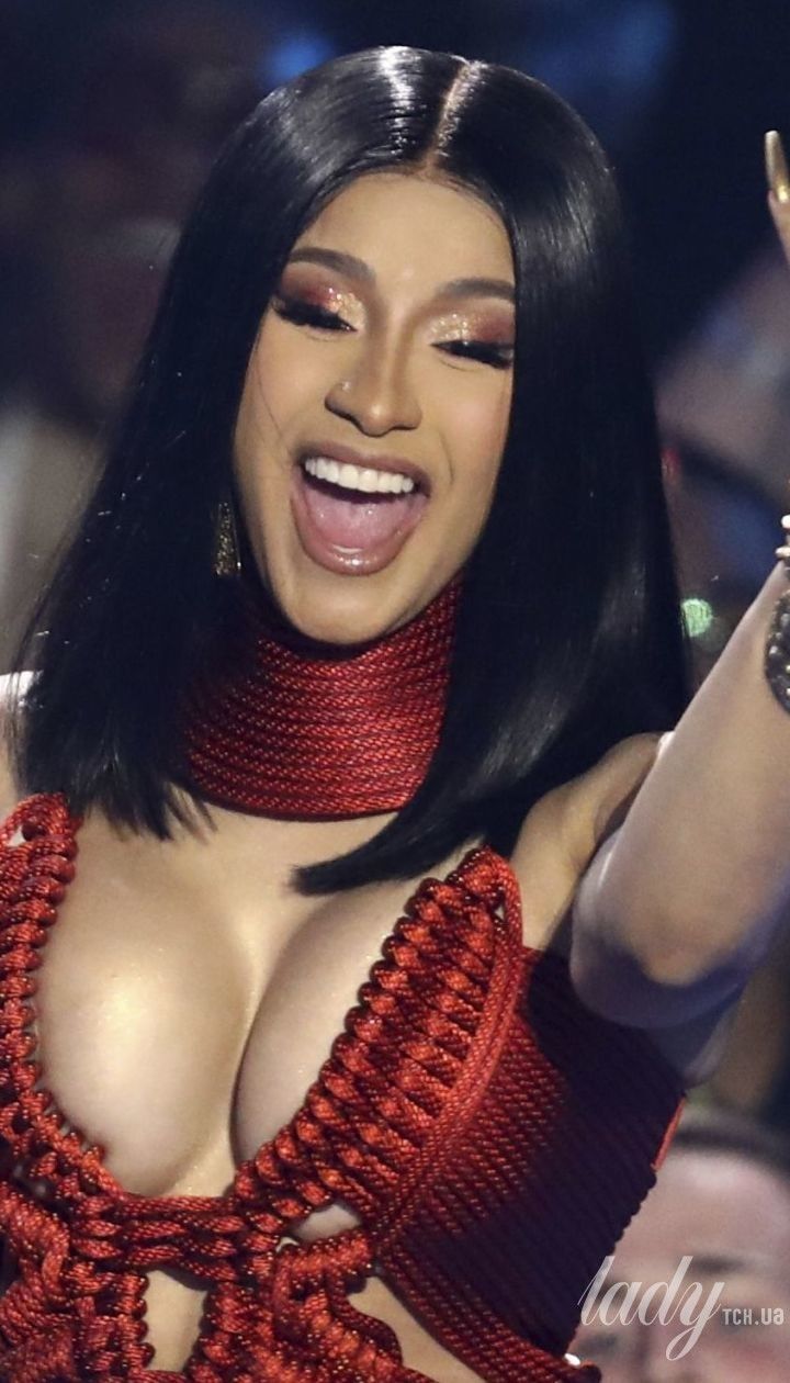 В твидовом пальто с принтом собачий зуб: Cardi B в эффектном луке появилась на модном шоу