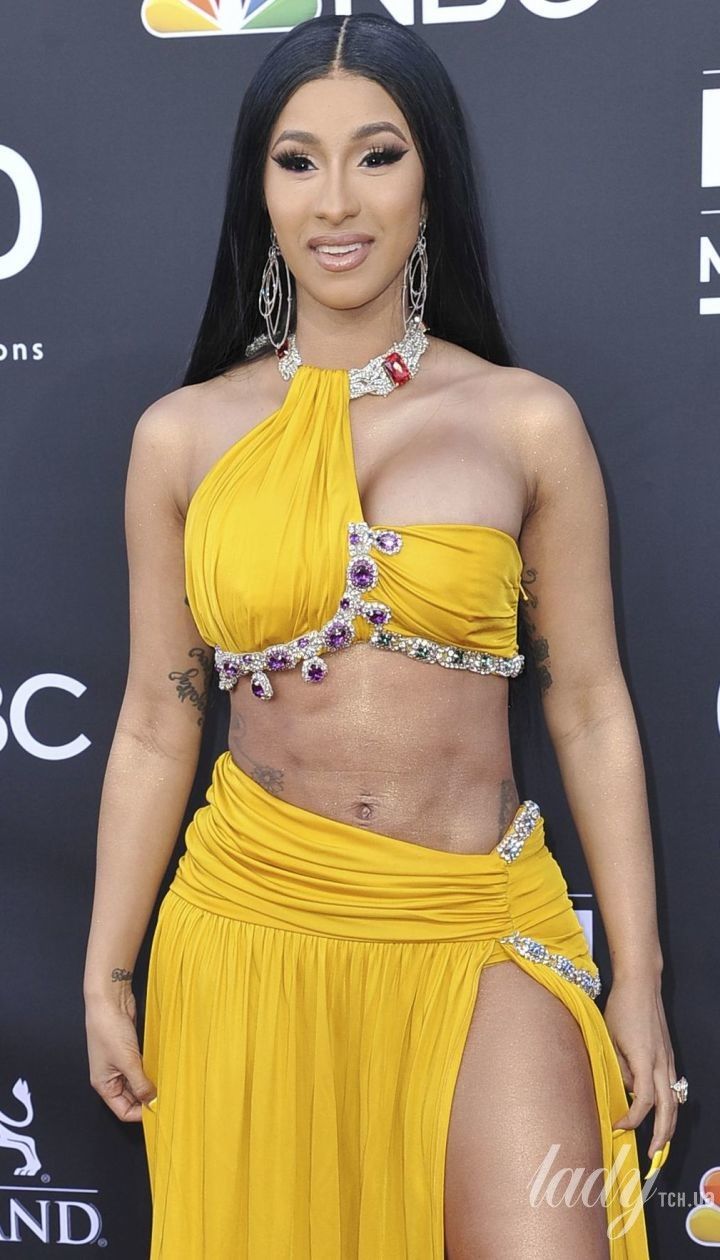 В твидовом пальто с принтом собачий зуб: Cardi B в эффектном луке появилась на модном шоу