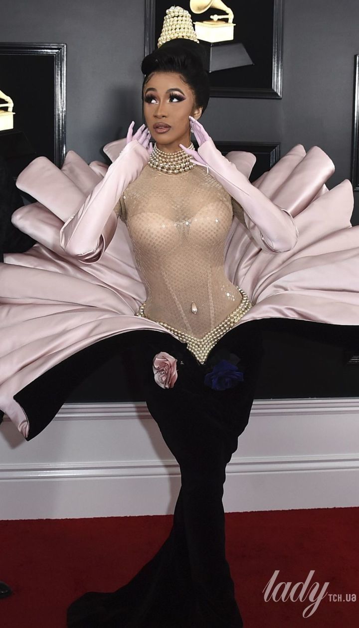В твидовом пальто с принтом собачий зуб: Cardi B в эффектном луке появилась на модном шоу