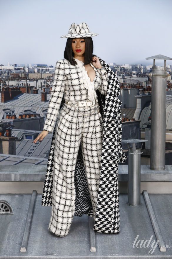 В твидовом пальто с принтом собачий зуб: Cardi B в эффектном луке появилась на модном шоу