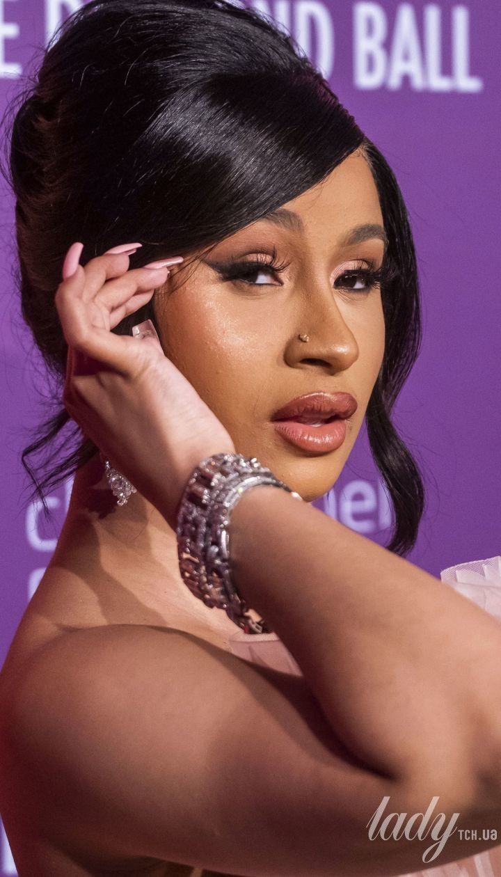В твидовом пальто с принтом собачий зуб: Cardi B в эффектном луке появилась на модном шоу