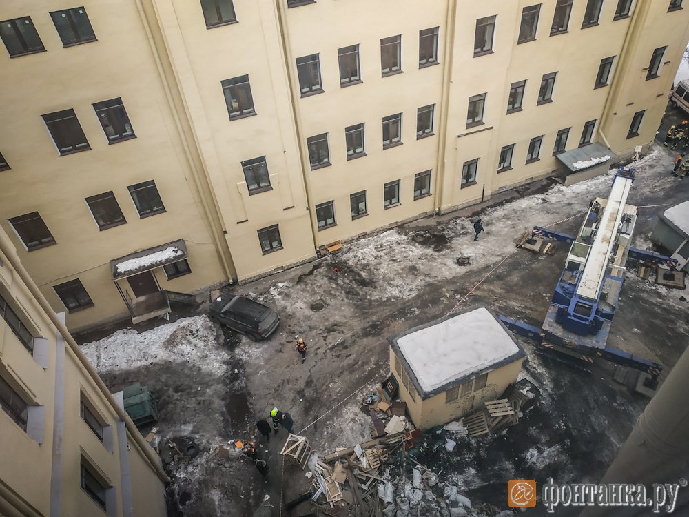 В университете Санкт-Петербурга обрушились крыша и перекрытия, спасатели разбирают завалы