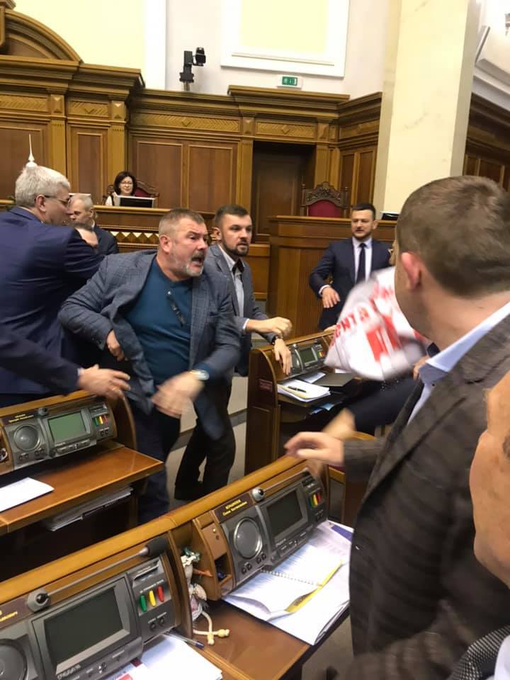 В Верховной Раде произошла драка сразу после принятия церковного законопроекта