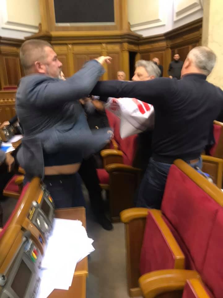 В Верховной Раде произошла драка сразу после принятия церковного законопроекта