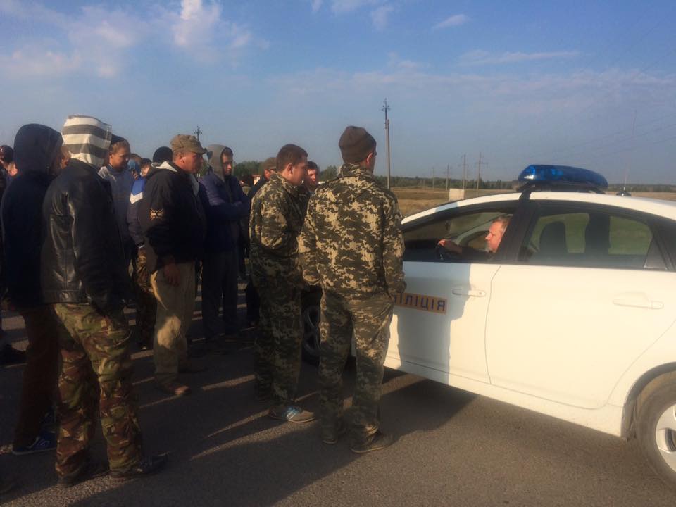 В Волынской обл. копатели янтаря заблокировали силовиков и перекрыли трассу на Варшаву