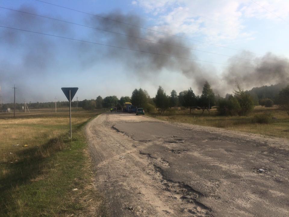 В Волынской обл. копатели янтаря заблокировали силовиков и перекрыли трассу на Варшаву