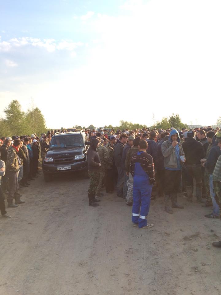 В Волынской обл. копатели янтаря заблокировали силовиков и перекрыли трассу на Варшаву