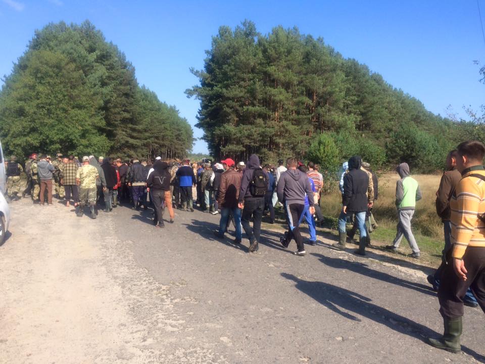 В Волынской обл. копатели янтаря заблокировали силовиков и перекрыли трассу на Варшаву