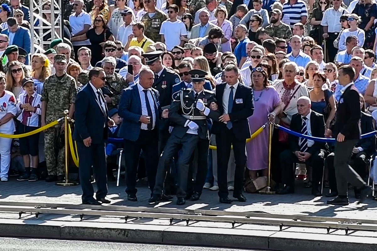 Во время выступления Порошенко на параде потеряли сознание двое солдат (фото, видео)