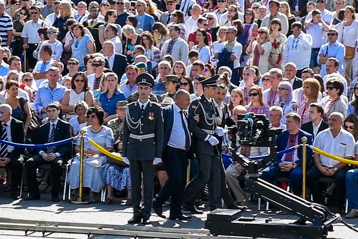 Во время выступления Порошенко на параде потеряли сознание двое солдат (фото, видео)
