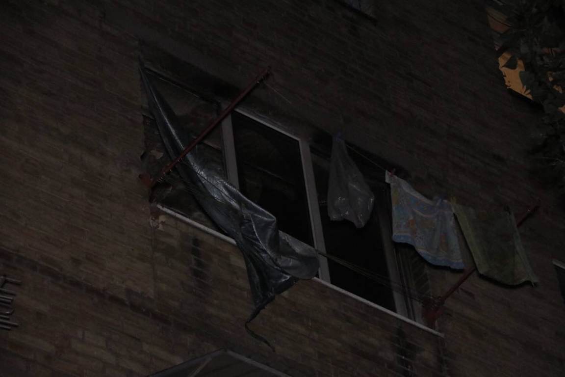 Взорвалась микроволновка: В Киеве тушили пожар в общежитии