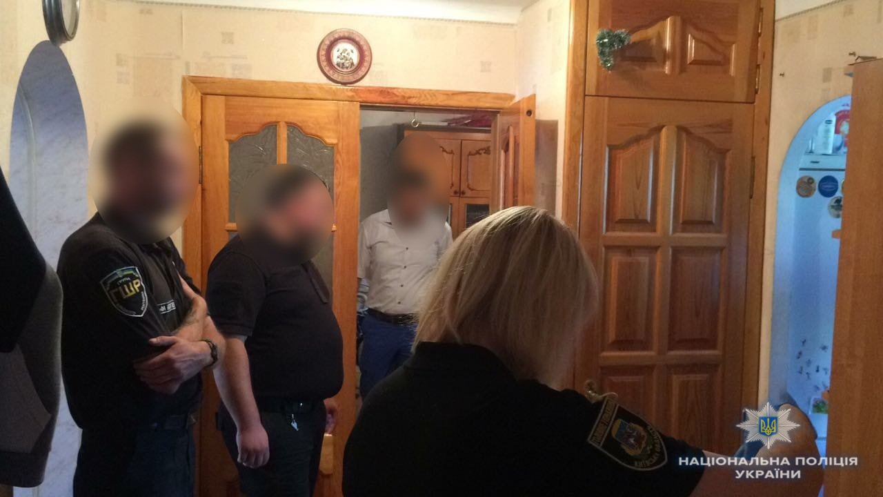 Закрыли в квартире и издевались до утра: Под Киевом двое парней изнасиловали 16-летнюю девушку