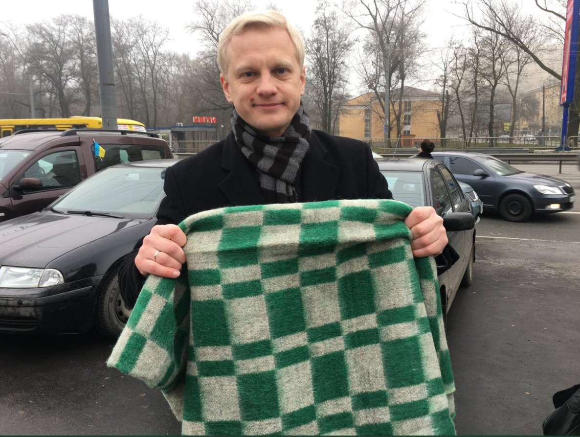 Автомайдан приехал к дому генпрокурора Луценко с клетчатым одеялом